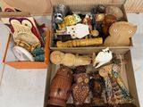 une boîte remplie d'animaux et de figurines en bois de toutes sortes