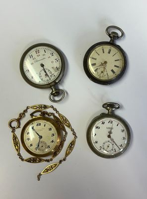 Quatre types différents de montres de poche sont exposés sur un fond blanc