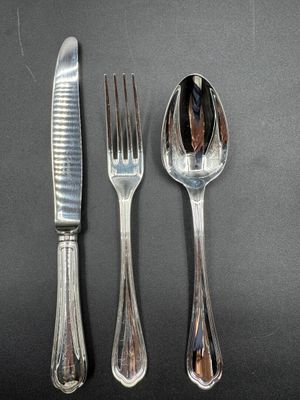 un couteau, une fourchette et une cuillère posés sur une table