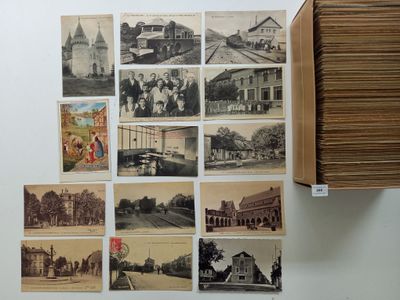 de nombreuses photos de bâtiments anciens accrochées au mur de cette pièce