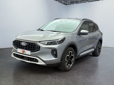 Une Ford Escape grise de 2020 est garée dans une grande pièce