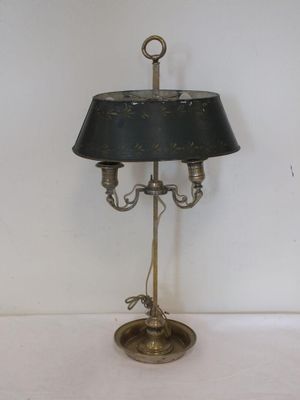 lampe de table en laiton plaqué avec un abat-jour noir sur fond blanc
