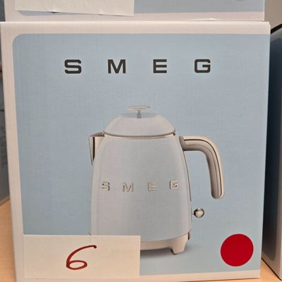 une boîte sur laquelle est représentée une cafetière