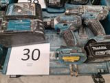 un grand nombre d'outils posés sur une table