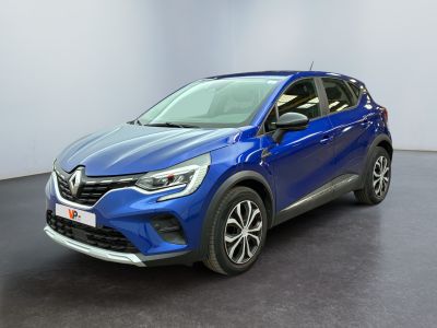 un SUV Renault C-HR bleu garé dans un showroom
