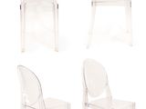 quatre chaises en plastique transparent disposées côte à côte sur une surface blanche