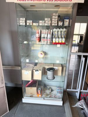 une vitrine en verre contenant de nombreux objets