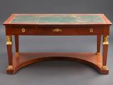 une petite table avec un plateau en marbre et des poignées en laiton