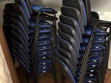 un grand nombre de chaises empilées les unes sur les autres