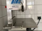 une machine placée au milieu d'une pièce