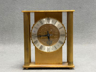 HOUR LAVIGNE. Pendulette à colonne en laiton.