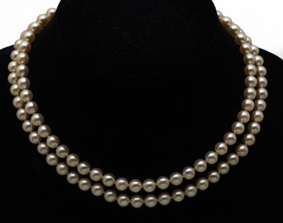 gros plan d'un collier sur un mannequin mannequin
