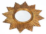 miroir doré à rayons de soleil sur fond blanc, avec un fond blanc