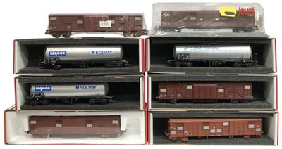 plusieurs wagons de train miniature sont empilés les uns sur les autres