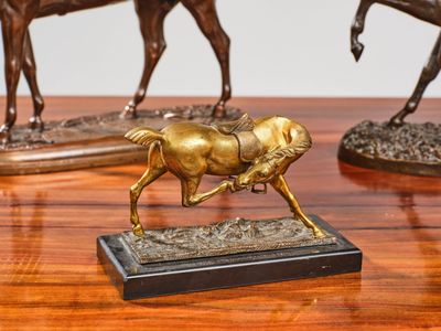 CHEVAL Petit sujet en bronze à patine dorée. Sur une terrass…