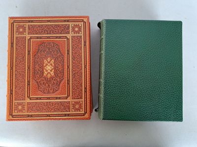 deux livres sont posés l'un à côté de l'autre sur une table
