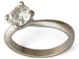 une image d'une bague en diamant sur fond blanc