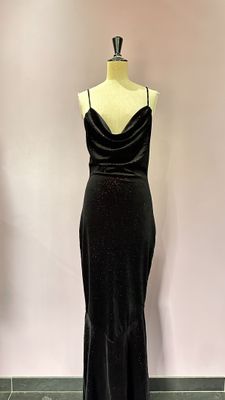 le dos d'une robe noire sur un mannequin, un mannequin, un mannequin, un mannequin, un mannequin, un mannequin, un mannequin, un mannequin