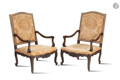 paire de fauteuils en noyer de style Louis II, avec accoudoirs rembourrés