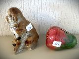 deux figurines représentant un lapin et une pomme posées sur une table