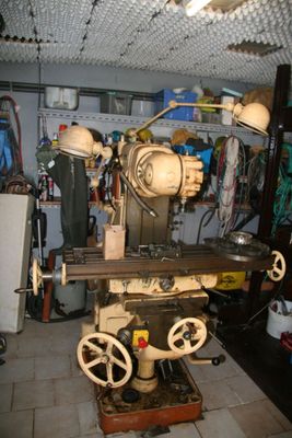 une machine qui se trouve dans une pièce avec de nombreux outils