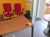 deux chaises rouges et une table dans une pièce