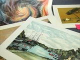 de nombreux tableaux de différentes couleurs et tailles posés sur une table