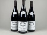 trois bouteilles de vin posées sur une table l'une à côté de l'autre