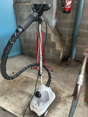 une machine posée sur le sol dans le garage