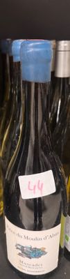 de nombreuses bouteilles de vin sur une étagère dans un magasin