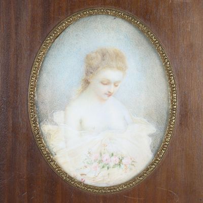 portrait d'une femme en robe blanche tenant un bouquet de fleurs