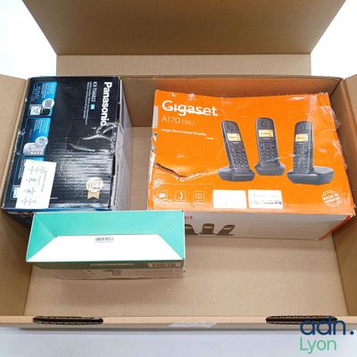 deux téléphones dans une boîte : l'un est noir et l'autre est orange