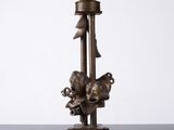 une statue en bronze représentant une femme et un enfant, posée sur un socle