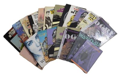 beaucoup de magazines posés ensemble sur la table