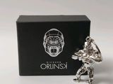 une figurine en argent représentant un robot portant un casque