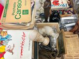 une table sur laquelle se trouvent de nombreux objets