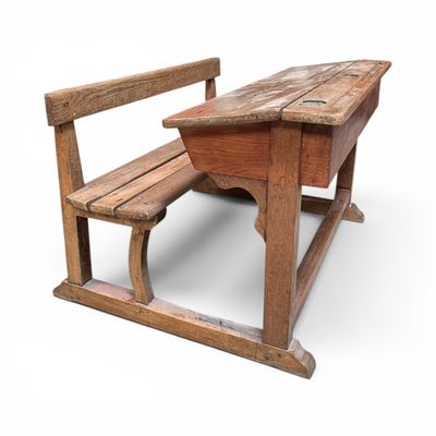 un banc en bois et une table en bois sur fond blanc