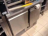 une cuisine équipée de nombreux appareils électroménagers en inox