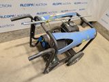 un gros plan d'une machine bleue et noire posée sur un sol en béton