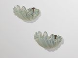 deux morceaux de verre sont posés sur une surface blanche