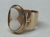 une bague en or sertie d'une pierre blanche