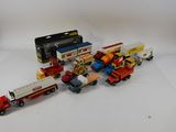 un grand nombre de camions jouets posés sur une table