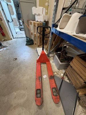 une paire de skis posée par terre dans un garage