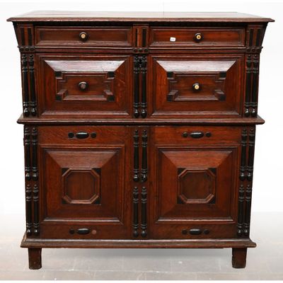 une armoire en bois avec quatre tiroirs et une porte
