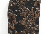 une image représentant une plaque en bois ornée d'un motif floral