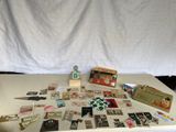 une table sur laquelle se trouvent de nombreux timbres
