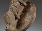 gros plan d'une sculpture d'une tête sur un socle