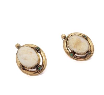 une paire de boucles d'oreilles ornées de pierres blanches et vertes