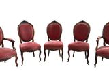 lot de quatre chaises de style victorien avec des assises rembourrées de velours rouge
