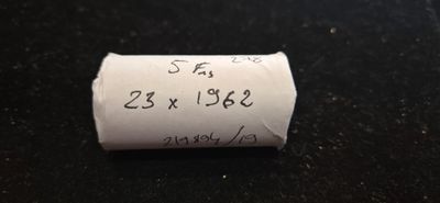 un gros plan sur un rouleau de papier toilette posé sur une table